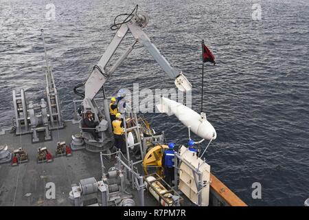 Gewässer SÜDLICH DER KOREANISCHEN HALBINSEL,, Republik Korea (26. März 2017) Matrosen an Bord der USS Warrior (MCM 10) Untere port-Seite Schwimmer ins Wasser. Krieger ist die Teilnahme an Fohlen Eagle 2017, eine Reihe von gemeinsamen und kombinierten Feld Übungen durch kombinierte Kräfte Befehl (CFC) und US-Streitkräfte Korea (Usfk) Boden-, Luft-, See- und Special Operations component Befehle durchgeführt. Rund 10.600 US-Streitkräfte sind neben der Republik Korea Kräfte. Stockfoto