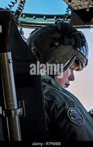 Us Marine Corps Kapitän John A. Keldorph, Pilot, Marine Heavy Helicopter Training Squadron 302, Marine Flugzeuge Gruppe 29, fliegt eine CH-53E Super Stallion während eines integrierten Air mission Commander prüfen, Marine Corps Air Station New River, N.C., 23. März 2017. Eine mission Commander prüfen soll die squadron Kenntnisse in seinen Flugzeugen zu erhöhen. Stockfoto