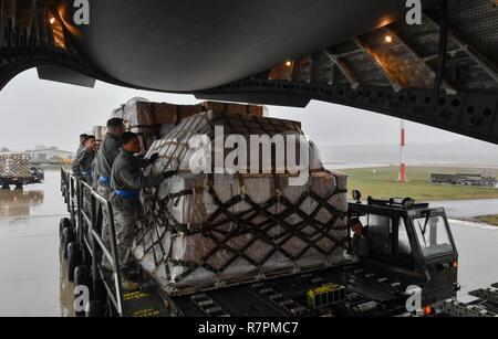 Studierenden des 721St Squadron Antenne Anschluss Einheit Learning Center vorbereiten Paletten der Fracht auf einem C-17 Globemaster III während der Hände, die geladen werden soll, - für die Ausbildung der Klasse auf der Air Base Ramstein, Deutschland, 21. März 2017. Das Zentrum bietet eine Fortbildung für neue Flieger von Ramstein und Spangdahlem Air Base, Deutschland; Royal Air Force Mildenhall, England; und Aviano Air Base, Italien. Stockfoto