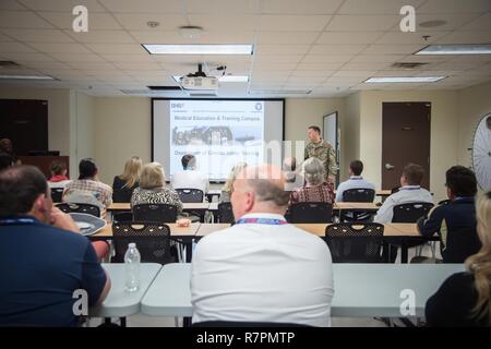 Us-Armee Maj. Stephen Harper, der Medizinischen Ausbildung und Training Corps Abteilung Stuhl erklärt combat Medic training Gulf Coast bürgerliche Führer während eines 403Rd Flügel hosted bürgerliche Führer Tour am Joint Base San Antonio, März 23.-24. Stockfoto