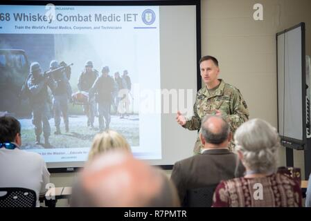 Us-Armee Maj. Stephen Harper, der Medizinischen Ausbildung und Training Corps Abteilung Stuhl erklärt combat Medic training Gulf Coast bürgerliche Führer während eines 403Rd Flügel hosted bürgerliche Führer Tour am Joint Base San Antonio, März 23.-24. Stockfoto