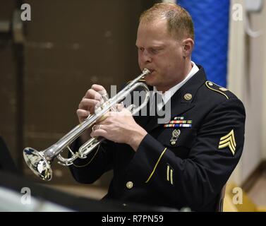 Sgt. David Hixson, Blechbläserquintett Mitglied, 106Th Army Band, Arkansas National Guard, führt eine patriotische Lied an der 2. jährlichen Vietnam Krieg Gedenken Feier zu Ehren des 50. Jahrestags der Vietnam Veteranen aus dem Krieg heimkehrenden am Ft. Wurzeln VA Medical Center in North Little Rock, Arche, am 28. März. Stockfoto