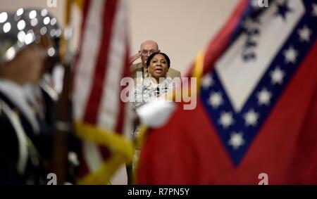Staff Sgt. Tammy Holman, Personal nicht Offizier, Arkansas National Guard, singt die Nationalhymne an der 2. jährlichen Vietnam Krieg Gedenken Feier zu Ehren des 50. Jahrestags der Vietnam Veteranen aus dem Krieg heimkehrenden am Ft. Wurzeln VA Medical Center in North Little Rock, Arche, am 28. März. Stockfoto