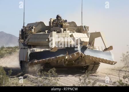 Eine Assault Breacher Vehicle Kreuze in auf die Marine Corps Air Ground Combat Center, Twentynine Palms, während der Übung Wüste März, 27. März 2017. Er Übung wurde die Leistungsfähigkeit des Bataillons in Behandlung einer langen Abstand Bewegung sowie das Bataillon test Funktionen von logistisch unterstützen das Bataillon während der gesamten Übung zu testen. Stockfoto