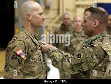 Us-Armee Alaska kommandierenden General Generalmajor Bryan Owens Auszeichnungen der Legion des Verdienstes zu ausgehenden 4 Infantry Brigade Combat Team (Airborne), 25 Infanterie Division Commander Oberst Scott Green bei Joint Base Elmendorf-Richardson's Hangar 1, Freitag, 24. März 2017. Stockfoto