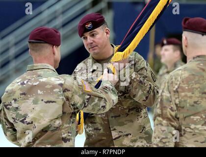 Oberst Paul L. Larson akzeptiert die 4 Infantry Brigade Combat Team (Airborne), 25 Infanterie Division Farben aus Alaska kommandierenden General der US-Armee Generalmajor Bryan Owens während der Feuerwehr Änderung der Befehl Zeremonie im Hangar 1 Freitag, 24. März 2017 einen gemeinsamen Sockel Elmendorf-Richardson. Stockfoto