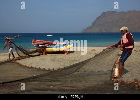 Kap Verde, Sao Vicente, Sao Pedro, die Fischer ihre Netze ziehen an den Strand von Sao Pedro Stockfoto