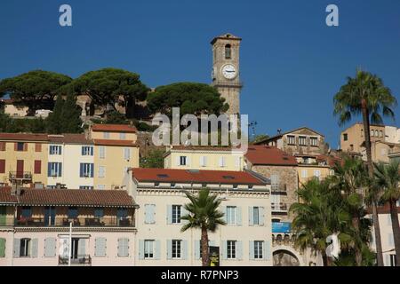 Frankreich, Alpes Maritimes, Cannes, Gebäude des alten Stadtteil Suquet mit dem Glockenturm der Kirche Notre-Dame d'Espérance Stockfoto