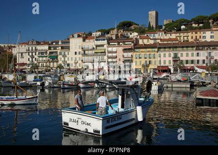 Frankreich, Alpes Maritimes, Cannes, die Fischer in ihren traditionellen fishboat im Alten Hafen, mit dem Stadtteil Suquet im Hintergrund Stockfoto