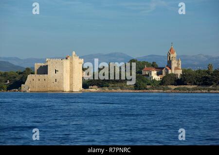 Frankreich, Alpes Maritimes, Cannes, Inseln von Lerins, Insel Saint Honorat Blick vom Meer auf die Abtei von Lerins und die befestigten Turm Stockfoto