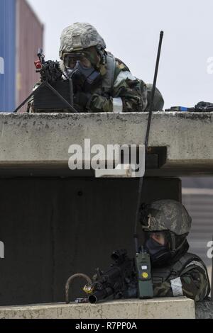 Zwei Verteidiger von der 51st Security Forces Squadron Mann eine defensive Position kämpfen, während ein Feld Training am Osan Flughafen, der Republik Korea, 23. März 2017. Die übung war ein Teil der 51 SFS Combat Readiness Kurs, der hilft Soldaten Verteidiger aller Ränge verstehen ihre Rolle bei der Unterstützung der Basis und der Beibehaltung der Fähigkeit zu "Kampf heute Abend." Stockfoto