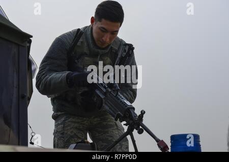 Us Air Force Airman 1st Class Alexander Choi, 51st Security Forces Squadron turret Gunner, bereitet eine M240 Maschinengewehr während ein Feld Training am Osan Flughafen, der Republik Korea, 23. März 2017. Die übung war eine der letzten Teile der 51 SFS Combat Readiness Kurs, in dem Verteidiger 10 Tage verbringen Sie erweitern Ihre Kenntnisse über die Verteidigung der Basis, Ausführen von blindbewerbungen und Erhaltung der Kraft. Stockfoto