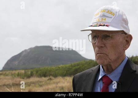 Iwo Jima veteran George Puterbaugh spiegelt auf der 72nd Reunion der Ehre Zeremonie am 25. März 2017 hielt auf Iwo zu, Japan. Puterbaugh war einer von acht Veteranen in Anwesenheit neben amerikanischen und japanischen Verehrte Gäste, sowohl militärische als auch zivile. Dieses Ereignis stellte die Gelegenheit für die US-amerikanischen und japanischen Menschen gegenseitig erinnern Sie sich Tausende von Service Mitglieder, die kämpften und auf dem geheiligten Boden von Iwo Jima starb und Ehren. Stockfoto