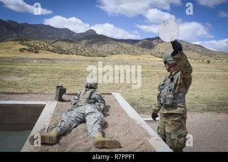 Armee finden Sgt. Christopher Elam (rechts) Ein multi-channel transmission operator, zu Unternehmen C zugeordnet, 98th Expeditionary Signal Bataillon, 335.- Signal (Theater), gibt das klare Signal an die Control Tower auf einem Gewehr Qualifikation als SPC. Josue Mendez, eine Information Systems Techniker und heimisch in Stockton, Kalifornien, nach 319 Expeditionary Signal Bataillon zugeordnet, 335 SC (T) bereitet eine M16 A2 Rifle an Zielen zu Feuer downrange während ein Gewehr Qualifikation teil der Befehl am besten Krieger Wettbewerb 2017 in Fort Huachuca, Arizona, März 28. Stockfoto