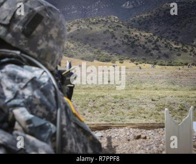 Armee finden Spc. Josue Mendez, eine Information Systems Techniker und heimisch in Stockton, Kalifornien, nach 319 Expeditionary Signal Bataillon zugeordnet, 335.- Signal (Theater) feuert eine M16 A2 Rifle auf Ziele downrange während ein Gewehr Qualifikation teil der Befehl am besten Krieger Wettbewerb 2017 in Fort Huachuca, Arizona, März 28. Stockfoto