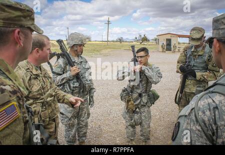 Armee finden Spc. Julian Ditona (Mitte), ein multi-channel Transmission Systems Fahrer/Betreuer, die 98Th Expeditionary Signal Bataillon zugeordnet, 335.- Signal (Theater), bespricht seine Leistung am Gewehr Qualifikationsturnier mit anderen Soldaten in Fort Huachuca, Arizona, März 28. Ditona und sieben weiteren Soldaten konkurrieren in dem Befehl und besten Krieger Wettbewerb 2017, in der Hoffnung, die ihre Einheit in der U.S. Army Reserve Command's Best Krieger Wettbewerb 2017 später in diesem Jahr. Stockfoto