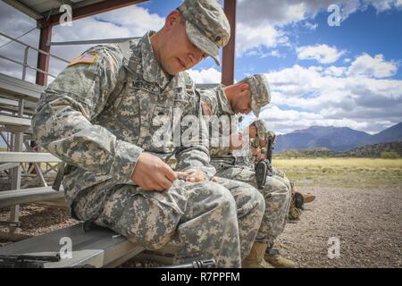 Armee finden Spc. Josue Mendez (links), eine Information Systems Techniker und heimisch in Stockton, Kalifornien, nach 319 Expeditionary Signal Bataillon zugeordnet, 335.- Signal (Theater) und eine Gruppe von anderen Soldaten sauber Waffen nach Abschluss der Gewehr Qualifikation teil der Befehl am besten Krieger Wettbewerb 2017 in Fort Huachuca, Arizona, März 28. Stockfoto