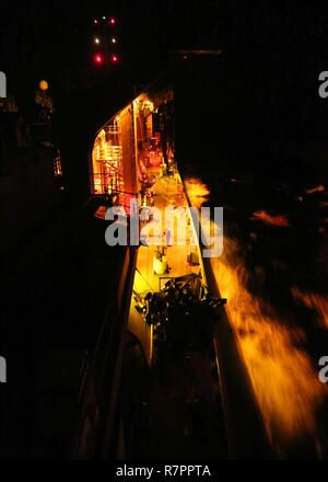 Atlantik (23. März 2017) - - Öffentlichen Dienst Seemänner zu Military Sealift Command ist schnell Combat support ship USNS Arktis (T-AOE8) ziehen Linien an Bord bei einem Notfall break-away-Bohrer mit der Flotte öler USNS Laramie (T-AO 203) nach Abschluss eines unterwegs Auffüllung auf See, am 23. März angeschlossen. Arktis wurde auf See logistische und Training Support für Marineschiffe, die in der Region zur Verfügung zu stellen Stockfoto