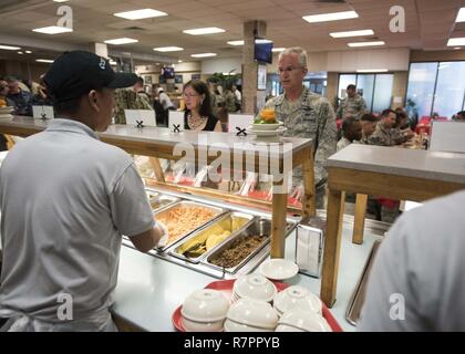 DIEGO GARCIA, Britisches Territorium im Indischen Ozean (Mar. 28, 2016) - Allg. Paul J. Selva, Stellvertretender Vorsitzender des Generalstabs, wird das Mittagessen an den sieben Grad Süd Café auf Diego Garcia als Teil eines Service Organisationen (USO) besuchen Sie für Service Mitglieder serviert. Us-Marine Support Facility Diego Garcia bietet Logistik-, Service-, Freizeit- und administrative Unterstützung nach den US-amerikanischen und alliierten Truppen sich auf den Indischen Ozean und den Persischen Golf stationiert. Stockfoto
