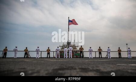 COLOMBO, Sri Lanka (27. März 2017) US-Marines und Matrosen mit der Makin Island Amphibious Ready Group (ARG)/11 Marine Expeditionary Unit (MEU) "Man die Schienen" an Bord der USS Comstock (LSD 45) während der Annäherung an den Hafen von Colombo als Teil eines Theaters Sicherheit Zusammenarbeit (TSC) Engagement, März 27. Dies stellt das zweite Engagement zwischen der MKI ARG/11 MEU und srilankische Armee nach einer vorhergehenden TSC im November 2016. Stockfoto