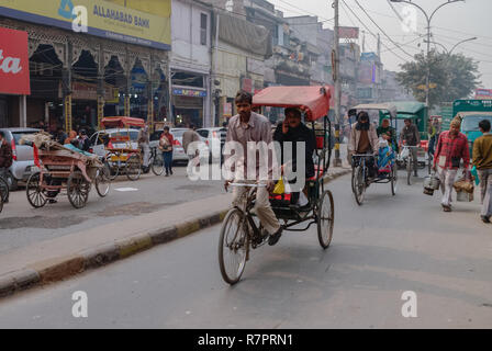 New Delhi, Indien - 27. Dezember 2011: Belebten Bazar Straße, die berühmteste Markt Stadtteil von Delhi (paharganj). Autos, Menschen und Motorrad Chaos. Stockfoto