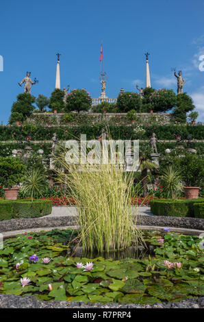 Stresa, Lago Maggiore, Italy-August 30,2018: Isola Bella Skulpturen im Garten der Borromäischen Palast, Lombardei, Italien, Lago Maggiore Stockfoto