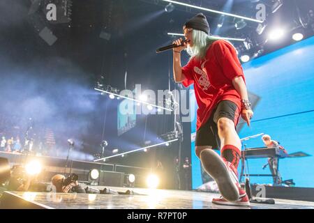 Inglewood, Kalifornien, USA. 9 Dez, 2018. BILLIE EILISH während der kroq Absolut Fast akustischen Weihnachten Konzert im Forum in Inglewood, Kalifornien Quelle: Daniel DeSlover/ZUMA Draht/Alamy leben Nachrichten Stockfoto