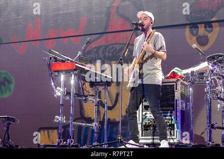 Inglewood, Kalifornien, USA. 9 Dez, 2018. MIKE SHINODA während der kroq Absolut Fast akustischen Weihnachten Konzert im Forum in Inglewood, Kalifornien Quelle: Daniel DeSlover/ZUMA Draht/Alamy leben Nachrichten Stockfoto