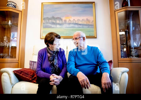 Berlin, Deutschland. 10 Dez, 2018. Gisela und Jürgen Bessler sitzen auf dem Sofa in ihrer Wohnung in der Karl-Marx-Allee und an einander. Menschen in Berlin zunehmend Begehren der steigenden Mieten. Die Bewohner der ehemaligen DDR boulevard Karl-Marx-Allee sind derzeit in den Schlagzeilen. Ein Besuch vor Ort. (Dpa-KORR' Opa Bessler und der Mieter Rebellion' vom 11.12.2018) Quelle: Christoph Soeder/dpa/Alamy leben Nachrichten Stockfoto