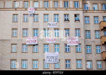 Berlin, Deutschland. 10 Dez, 2018. Plakate gegen den Verkauf von Mietwohnungen an die Deutsche Wohnen SE hängen an einer Fassade in der Karl-Marx-Allee. Menschen in Berlin zunehmend Begehren der steigenden Mieten. Die Bewohner der ehemaligen DDR boulevard Karl-Marx-Allee sind derzeit in den Schlagzeilen. Ein Besuch vor Ort. (Dpa-KORR' Opa Bessler und der Mieter Rebellion' vom 11.12.2018) Quelle: Christoph Soeder/dpa/Alamy leben Nachrichten Stockfoto