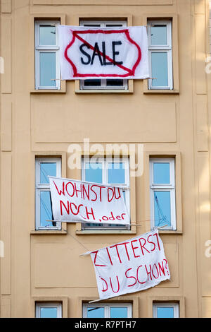 Berlin, Deutschland. 10 Dez, 2018. Plakate gegen den Verkauf von Mietwohnungen an die Deutsche Wohnen SE hängen an einer Fassade in der Karl-Marx-Allee. Menschen in Berlin zunehmend Begehren der steigenden Mieten. Die Bewohner der ehemaligen DDR boulevard Karl-Marx-Allee sind derzeit in den Schlagzeilen. Ein Besuch vor Ort. (Wisch-waschanlage, bedingt durch langfristige Exposition; zu dpa-KORR' Opa Bessler und Mieter-Rebellion" vom 11.12.2018) Quelle: Christoph Soeder/dpa/Alamy leben Nachrichten Stockfoto