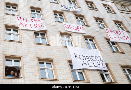 Berlin, Deutschland. 10 Dez, 2018. Jürgen und Gisela Bessler (unten, l) Blick aus dem Fenster Ihrer Wohnung in der Karl-Marx-Allee, mit Plakaten hängend an der Fassade des Gebäudes gegen den Verkauf von Mietwohnungen an die Deutsche Wohnen SE. Menschen in Berlin zunehmend Begehren der steigenden Mieten. Die Bewohner der ehemaligen DDR boulevard Karl-Marx-Allee sind derzeit in den Schlagzeilen. Ein Besuch vor Ort. (Dpa-KORR' Opa Bessler und der Mieter Rebellion' vom 11.12.2018) Quelle: Christoph Soeder/dpa/Alamy leben Nachrichten Stockfoto