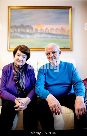 Berlin, Deutschland. 10 Dez, 2018. Gisela und Jürgen Bessler sitzen auf dem Sofa in ihrer Wohnung in der Karl-Marx-Allee. Menschen in Berlin zunehmend Begehren der steigenden Mieten. Die Bewohner der ehemaligen DDR boulevard Karl-Marx-Allee sind derzeit in den Schlagzeilen. Ein Besuch vor Ort. (Dpa-KORR' Opa Bessler und der Mieter Rebellion' vom 11.12.2018) Quelle: Christoph Soeder/dpa/Alamy leben Nachrichten Stockfoto