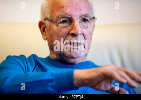 Berlin, Deutschland. 10 Dez, 2018. Jürgen Bessler spricht in seiner Wohnung an der Karl-Marx-Allee in einem Interview. Menschen in Berlin zunehmend Begehren der steigenden Mieten. Die Bewohner der ehemaligen DDR boulevard Karl-Marx-Allee sind derzeit in den Schlagzeilen. Ein Besuch vor Ort. (Dpa-KORR' Opa Bessler und der Mieter Rebellion' vom 11.12.2018) Quelle: Christoph Soeder/dpa/Alamy leben Nachrichten Stockfoto