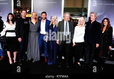 Westwood, Kalifornien, USA. 10. Dez 2018. WESTWOOD, CA - Dezember 10: (L-R) Schauspielerin Francesca Eastwood, Bildhauer Stacy Poitras, Schauspielerin Alison Eastwood, Christina Sandera, Schauspieler Scott Eastwood, Regisseur/Produzent/Schauspieler Clint Eastwood, Maggie Johnson, Schauspieler Kyle Eastwood und Schauspielerin Kimber Lynn Eastwood besuchen die Weltpremiere von Warner Bros. Pictures' "Maultier" am 10. Dezember 2018 im Regency Dorf Theater in Westwood, Kalifornien. Foto von Barry King/Alamy leben Nachrichten Stockfoto