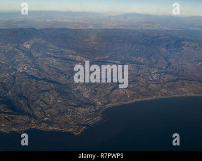 Dana Point, Kalifornien, USA. 8 Dez, 2018. Dezember 8, 2018 - Dana Point, Kalifornien, USA - ein Luftbild der Küstenstadt Dana Point in Orange County, Kredit: KC Alfred/ZUMA Draht/Alamy leben Nachrichten Stockfoto