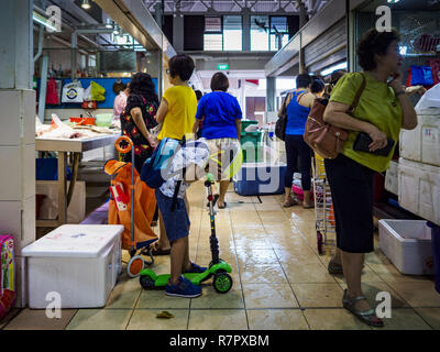 Singapur, Singapur. 11 Dez, 2018. Käufer in der Haig Road Market und Food Center in Geylang Nachbarschaft. Die geylang Gegend von Singapur, zwischen dem zentralen Geschäftsviertel und dem Flughafen Changi, war ursprünglich Kokosnuss Plantagen und malayische Dörfer. Während in Singapur Boom der Kokosnuss Plantagen und andere Betriebe aus geschoben wurden und nun wird die Gegend eine Arbeiterklasse Gemeinschaft der malaysischen, indischen und chinesischen Volk. In den 2000er Jahren, Entwickler gentrifying Geylang und neue Wohnsiedlung Entwicklungen wurden gebaut. Credit: Jack Kurtz/ZUMA Draht/Alamy leben Nachrichten Stockfoto