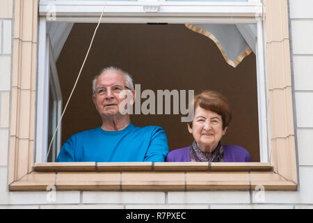 Berlin, Deutschland. 10 Dez, 2018. Jürgen und Gisela Bessler Blick aus dem Fenster Ihrer Wohnung in der Karl-Marx-Allee. Menschen in Berlin zunehmend Begehren der steigenden Mieten. Die Bewohner der ehemaligen DDR boulevard Karl-Marx-Allee sind derzeit in den Schlagzeilen. Ein Besuch vor Ort. (Dpa-KORR' Opa Bessler und der Mieter Rebellion' vom 11.12.2018) Quelle: Christoph Soeder/dpa/Alamy leben Nachrichten Stockfoto