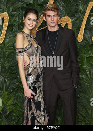 London, Großbritannien. 10 Dez, 2018. Kaia Gerber und Presley Gerber kommen an der Fashion Awards 2018 in Partnerschaft mit Swarovski in der Royal Albert Hall. Credit: Brett Cove/SOPA Images/ZUMA Draht/Alamy leben Nachrichten Stockfoto