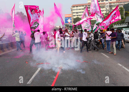 Hyderabad, Indien. 11. Dezember, 2018. Anhänger der Telangana Rashthra Samithi (TRS) feiern so früh Trends zeigen, der Partei in der telangana Versammlung Wahlen zu gewinnen, in der Nähe von Chief Minister's Camp Büro bei Begumpet in Hyderabad, Indien. Credit: Sanjay Borra/Alamy leben Nachrichten Stockfoto