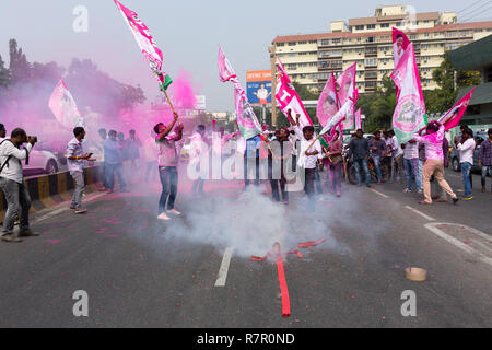 Hyderabad, Indien. 11. Dezember, 2018. Anhänger der Telangana Rashthra Samithi (TRS) feiern so früh Trends zeigen, der Partei in der telangana Versammlung Wahlen zu gewinnen, in der Nähe von Chief Minister's Camp Büro bei Begumpet in Hyderabad, Indien. Credit: Sanjay Borra/Alamy leben Nachrichten Stockfoto