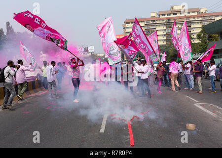 Hyderabad, Indien. 11. Dezember, 2018. Anhänger der Telangana Rashthra Samithi (TRS) feiern so früh Trends zeigen, der Partei in der telangana Versammlung Wahlen zu gewinnen, in der Nähe von Chief Minister's Camp Büro bei Begumpet in Hyderabad, Indien. Credit: Sanjay Borra/Alamy leben Nachrichten Stockfoto