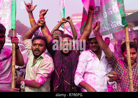 Hyderabad, Indien. 11. Dezember, 2018. Anhänger der Telangana Rashthra Samithi (TRS) feiern so früh Trends zeigen, der Partei in der telangana Versammlung Wahlen zu gewinnen, in der Nähe von Chief Minister's Camp Büro bei Begumpet in Hyderabad, Indien. Credit: Sanjay Borra/Alamy leben Nachrichten Stockfoto