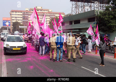 Hyderabad, Indien. 11. Dezember, 2018. Anhänger der Telangana Rashthra Samithi (TRS) feiern so früh Trends zeigen, der Partei in der telangana Versammlung Wahlen zu gewinnen, in der Nähe von Chief Minister's Camp Büro bei Begumpet in Hyderabad, Indien. Credit: Sanjay Borra/Alamy leben Nachrichten Stockfoto