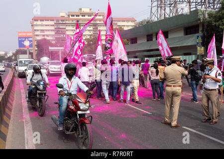 Hyderabad, Indien. 11. Dezember, 2018. Anhänger der Telangana Rashthra Samithi (TRS) feiern so früh Trends zeigen, der Partei in der telangana Versammlung Wahlen zu gewinnen, in der Nähe von Chief Minister's Camp Büro bei Begumpet in Hyderabad, Indien. Credit: Sanjay Borra/Alamy leben Nachrichten Stockfoto