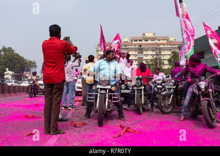 Hyderabad, Indien. 11. Dezember, 2018. Anhänger der Telangana Rashthra Samithi (TRS) feiern so früh Trends zeigen, der Partei in der telangana Versammlung Wahlen zu gewinnen, in der Nähe von Chief Minister's Camp Büro bei Begumpet in Hyderabad, Indien. Credit: Sanjay Borra/Alamy leben Nachrichten Stockfoto