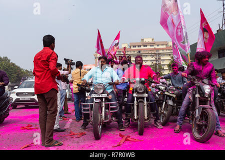 Hyderabad, Indien. 11. Dezember, 2018. Anhänger der Telangana Rashthra Samithi (TRS) feiern so früh Trends zeigen, der Partei in der telangana Versammlung Wahlen zu gewinnen, in der Nähe von Chief Minister's Camp Büro bei Begumpet in Hyderabad, Indien. Credit: Sanjay Borra/Alamy leben Nachrichten Stockfoto