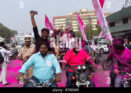 Hyderabad, Indien. 11. Dezember, 2018. Anhänger der Telangana Rashthra Samithi (TRS) feiern so früh Trends zeigen, der Partei in der telangana Versammlung Wahlen zu gewinnen, in der Nähe von Chief Minister's Camp Büro bei Begumpet in Hyderabad, Indien. Credit: Sanjay Borra/Alamy leben Nachrichten Stockfoto