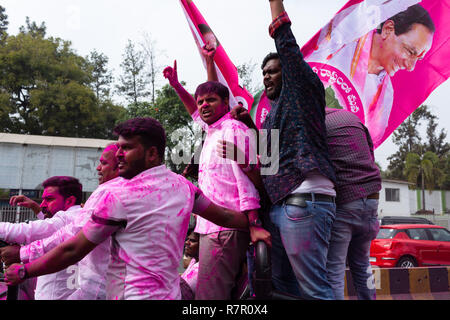 Hyderabad, Indien. 11. Dezember, 2018. Anhänger der Telangana Rashthra Samithi (TRS) feiern so früh Trends zeigen, der Partei in der telangana Versammlung Wahlen zu gewinnen, in der Nähe von Chief Minister's Camp Büro bei Begumpet in Hyderabad, Indien. Credit: Sanjay Borra/Alamy leben Nachrichten Stockfoto