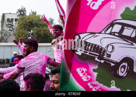 Hyderabad, Indien. 11. Dezember, 2018. Anhänger der Telangana Rashthra Samithi (TRS) feiern so früh Trends zeigen, der Partei in der telangana Versammlung Wahlen zu gewinnen, in der Nähe von Chief Minister's Camp Büro bei Begumpet in Hyderabad, Indien. Credit: Sanjay Borra/Alamy leben Nachrichten Stockfoto